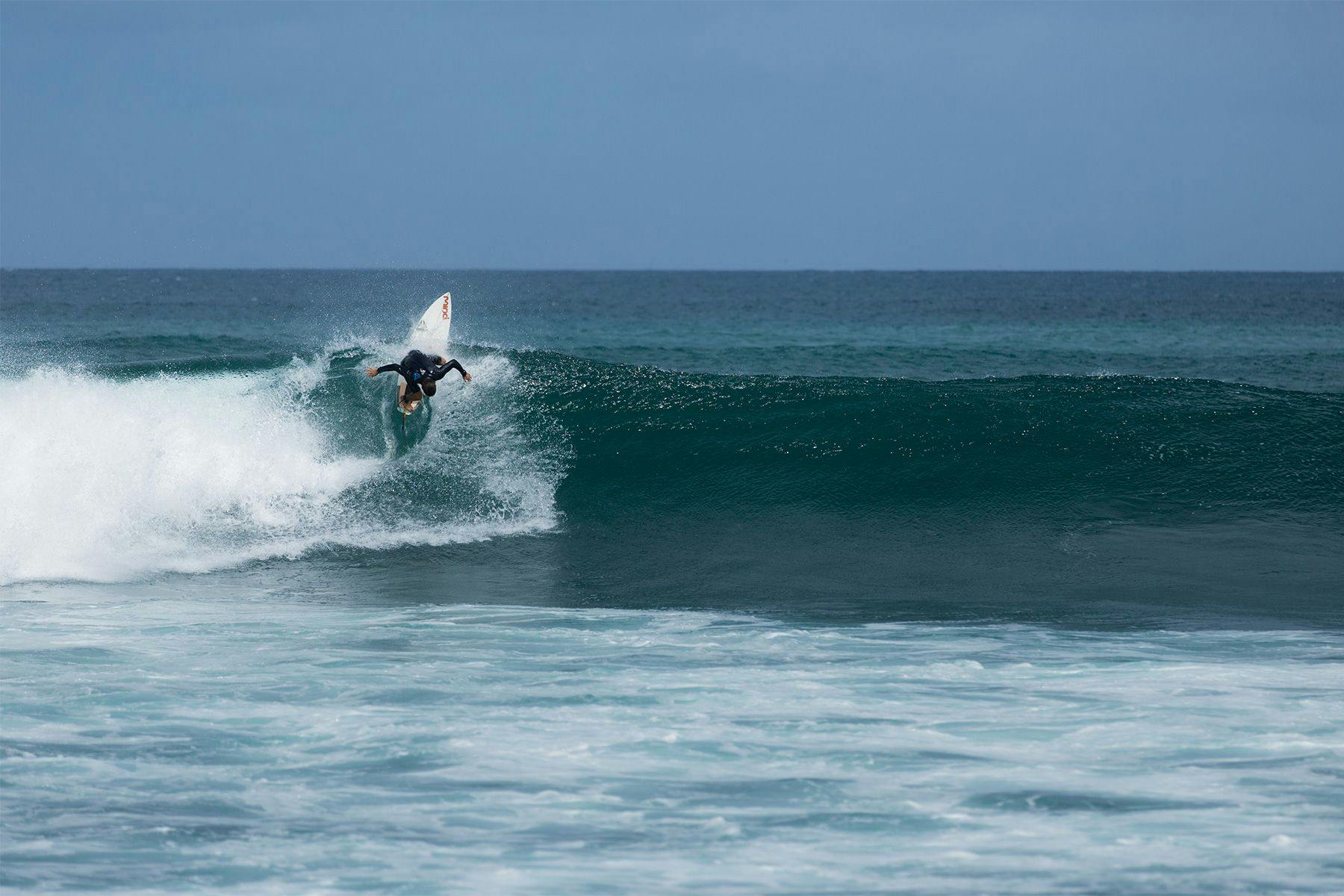 Toto Idrovo's backhand attack at Tongo Reef. Photo: Adrian Vasquez