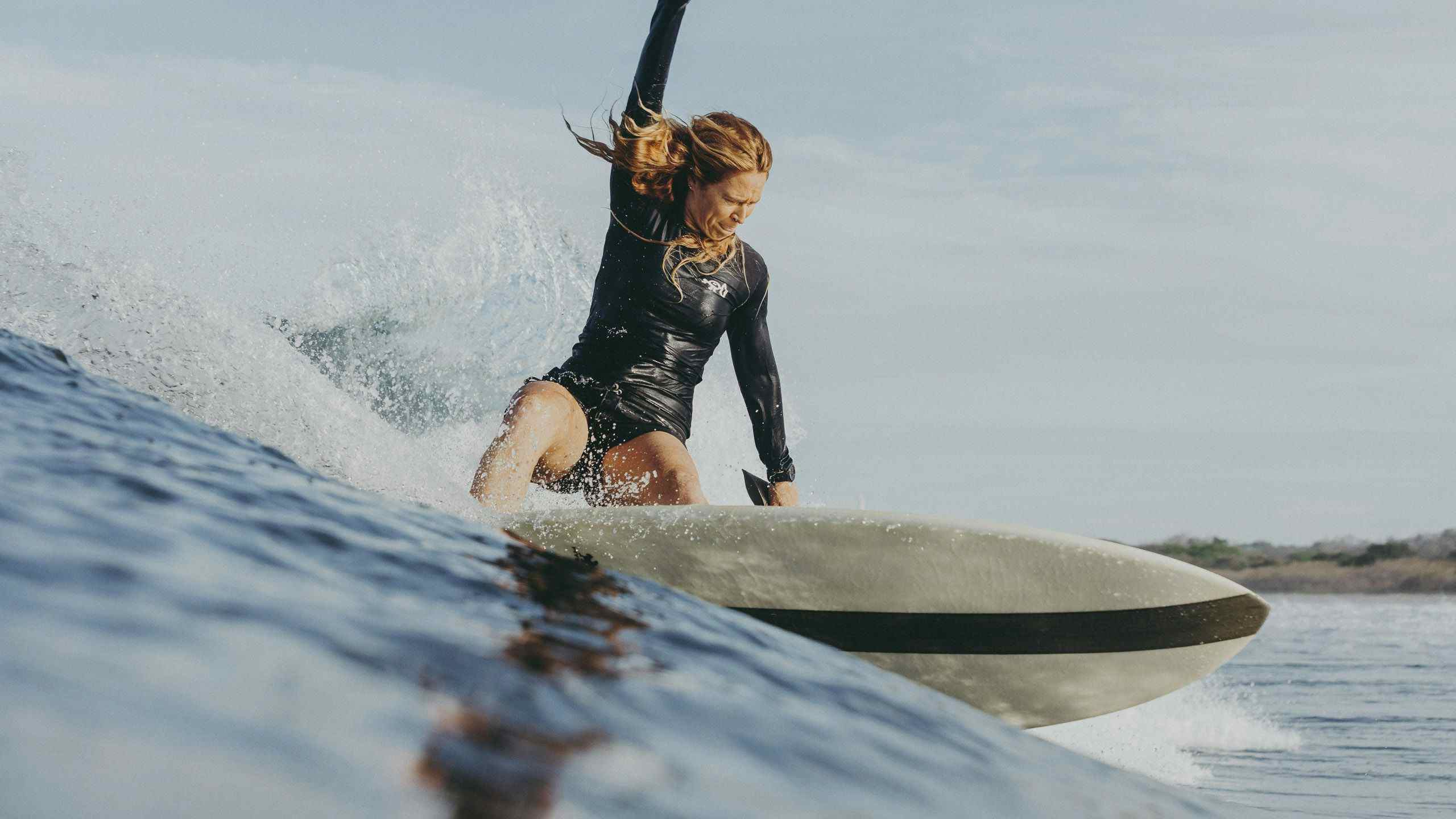 surfer jessie carnes performing a cutback